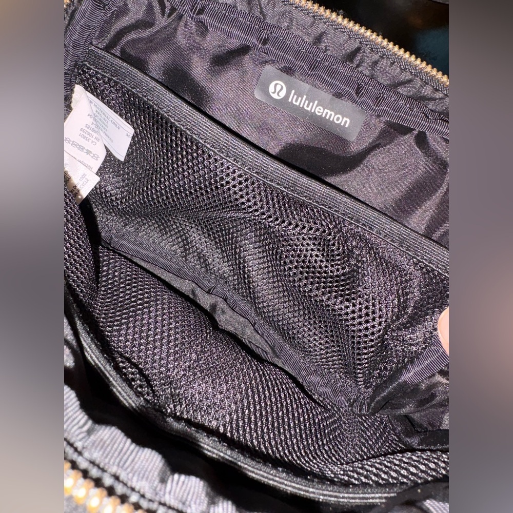 LULULEMON “EVERYWHERE” BELT BAG in fleece/sherpa - Picture 8 of 10